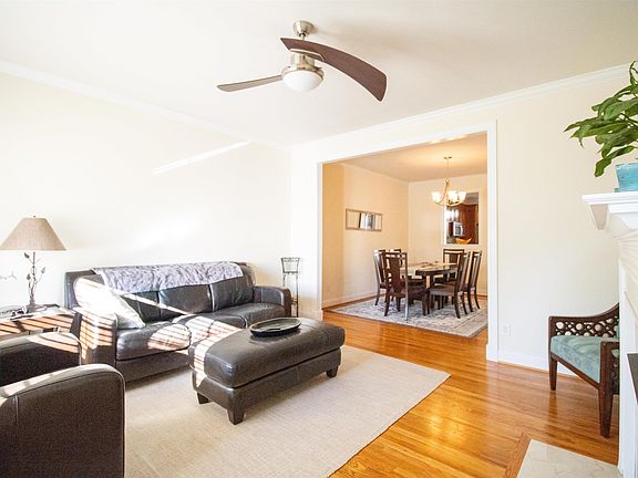 4th image of 20 E Park View Dr