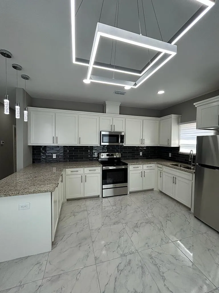 1018 North Abbey Avenue - 3 — Photo 4