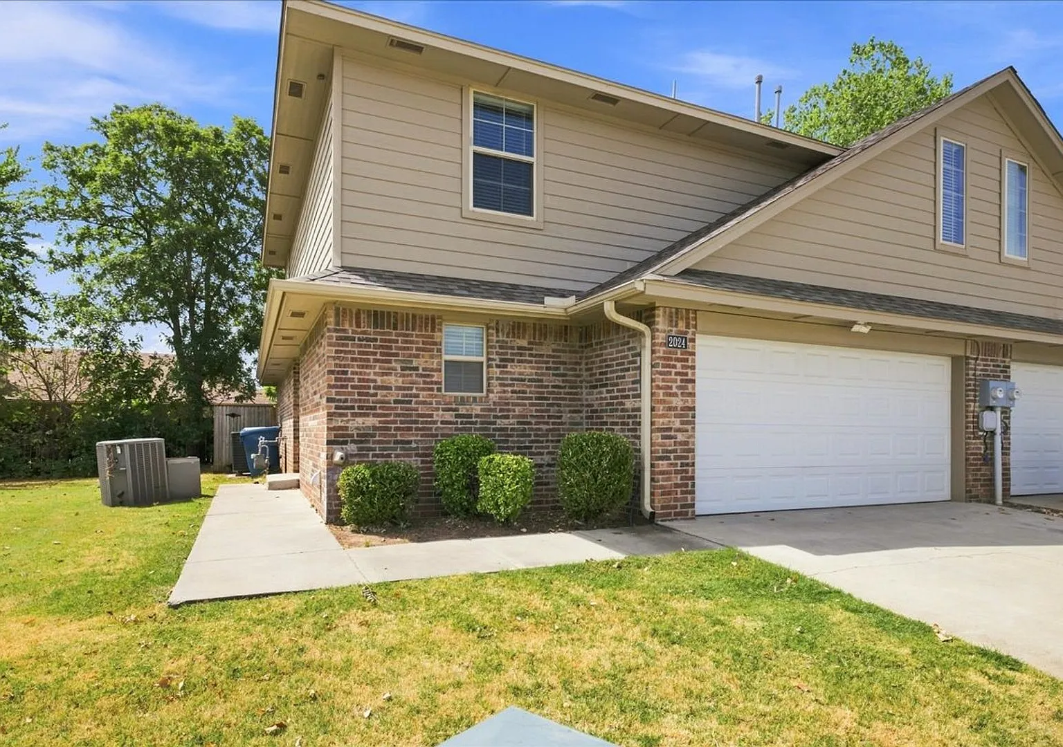 3 Bed 2.5 Bath 2 Car Garage Duplex **Brand New Construction In Edmond — Photo 1
