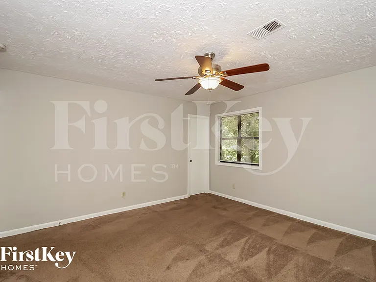 1049 Rolling Green Dr — Photo 12