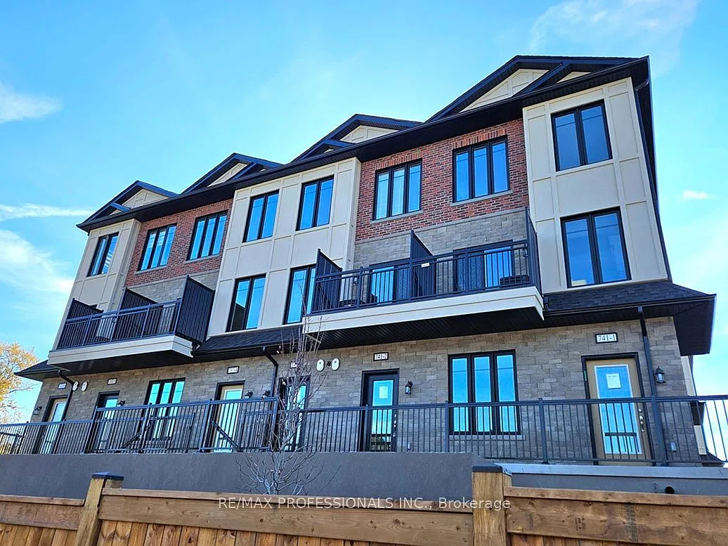 Highgrove II - Boutique Towns on Cawthra — Photo 2