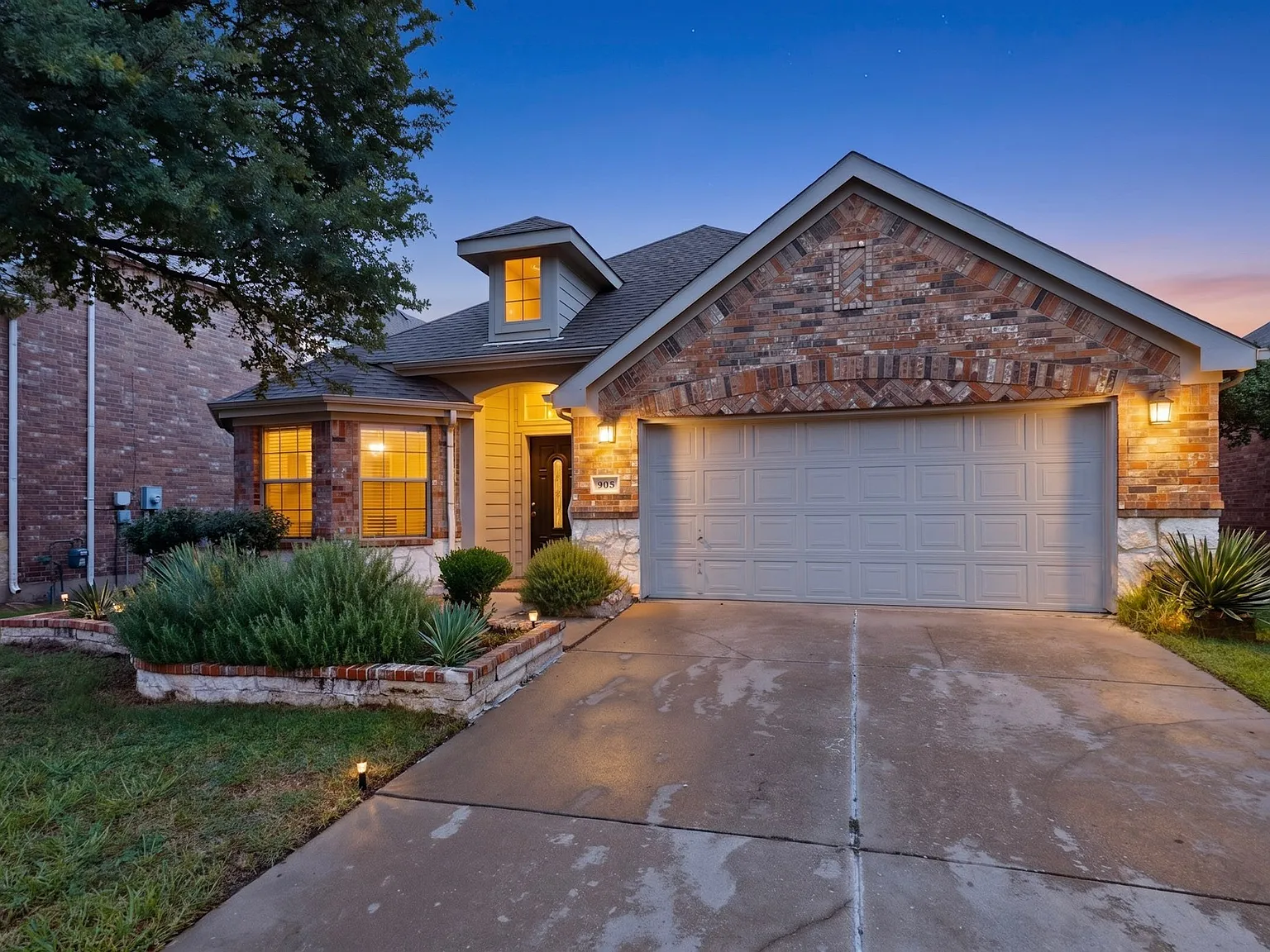 905 Lake Grove Dr — Photo 4