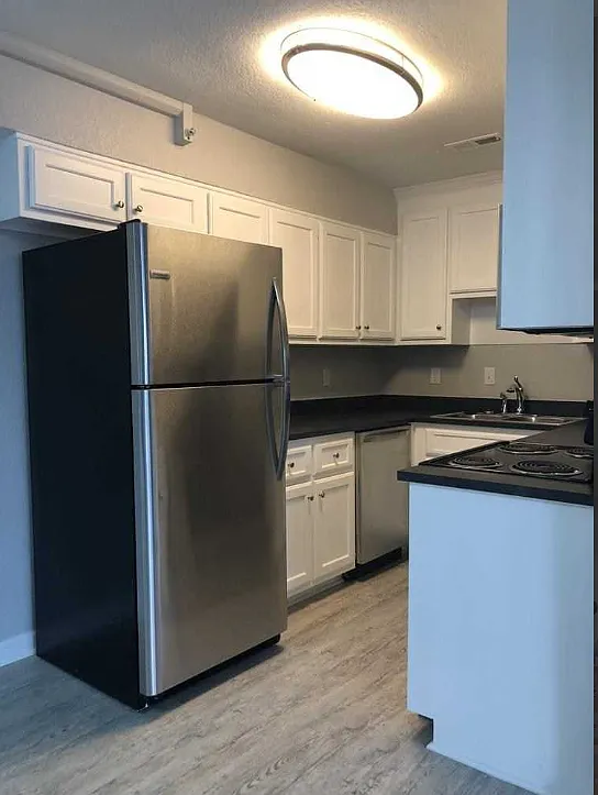 Queens Court Apartments — Photo 1
