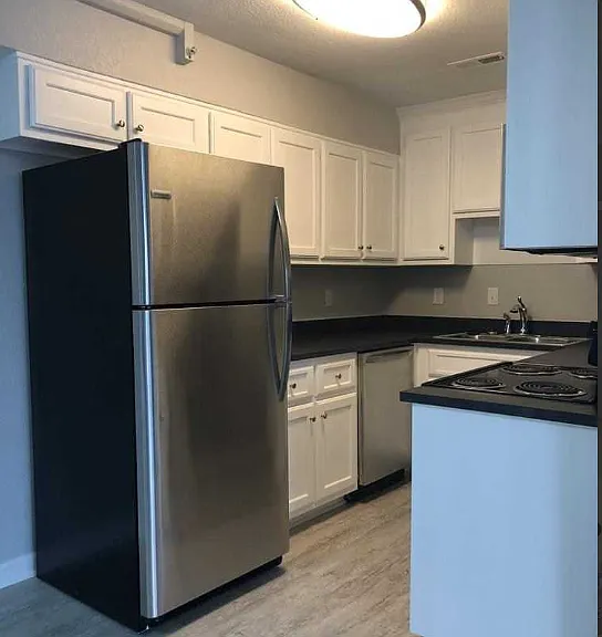 Queens Court Apartments — Photo 1