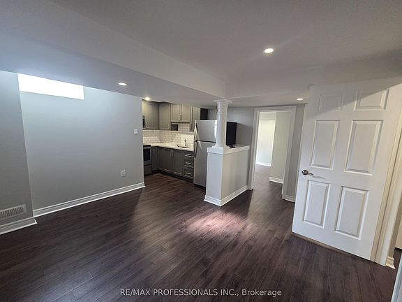 3rd image of 7 Fallgate Dr #Basement