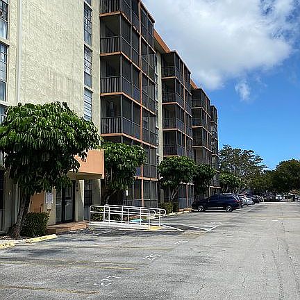 2nd image of 16950 W Dixie Hwy APT 539