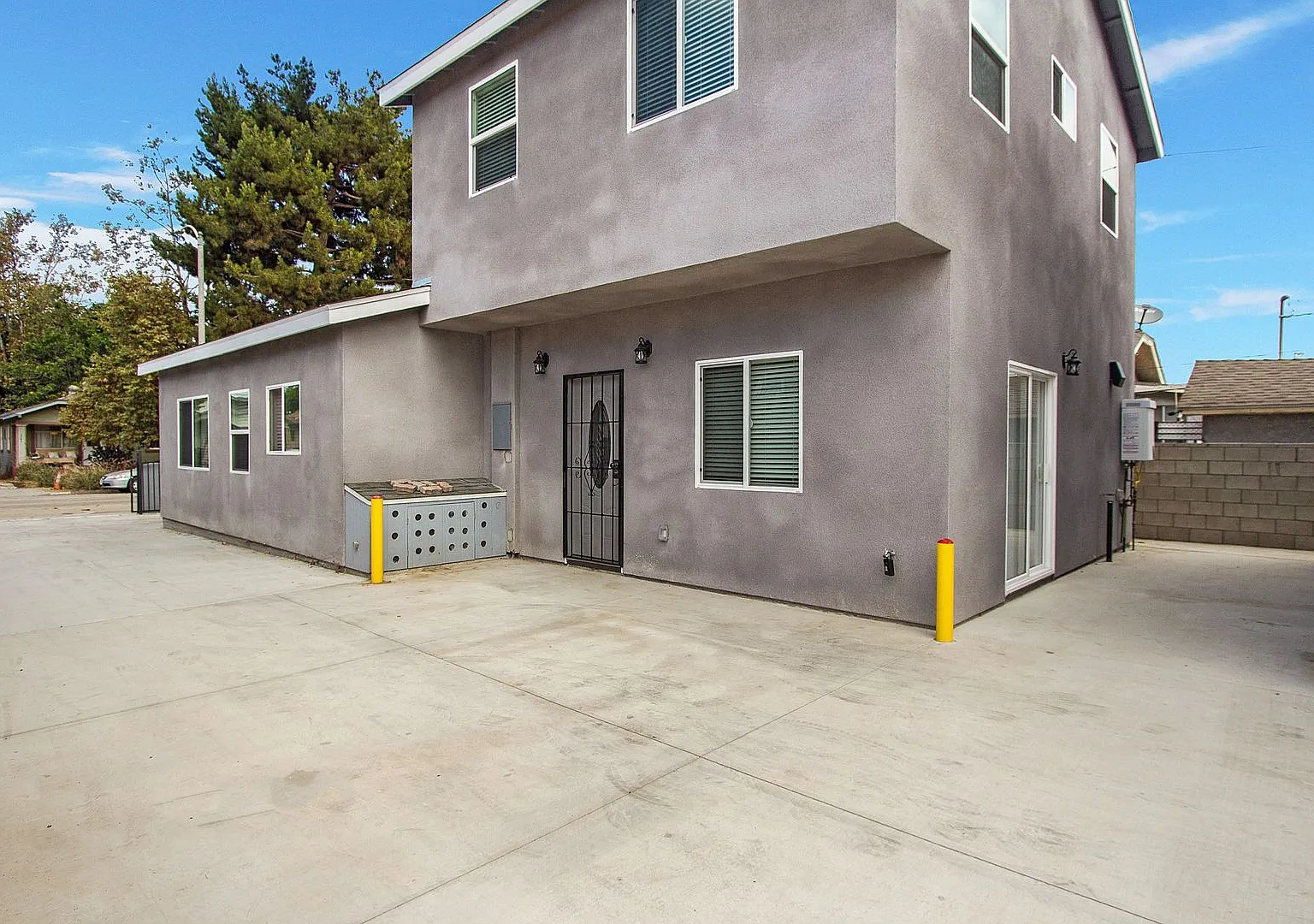 1740-1742 Rose Ave Triplex — Photo 2