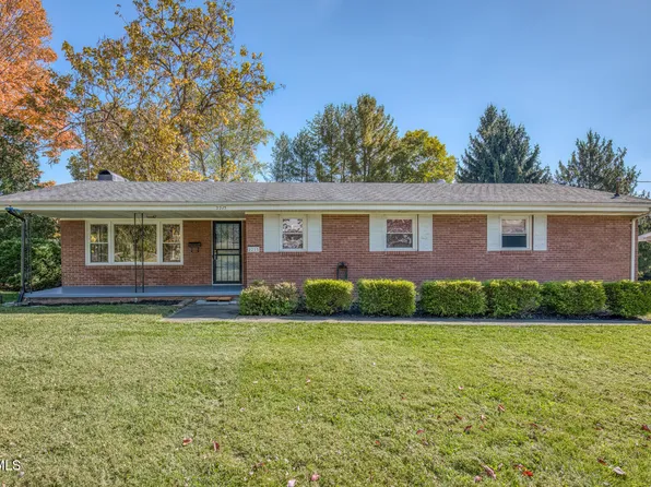 2215 N Greenwood Dr, Johnson City, TN 37604