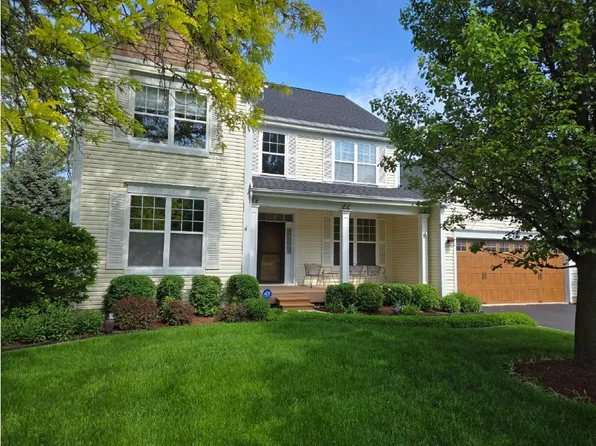 150 Picasso Dr, St Charles, IL 60175