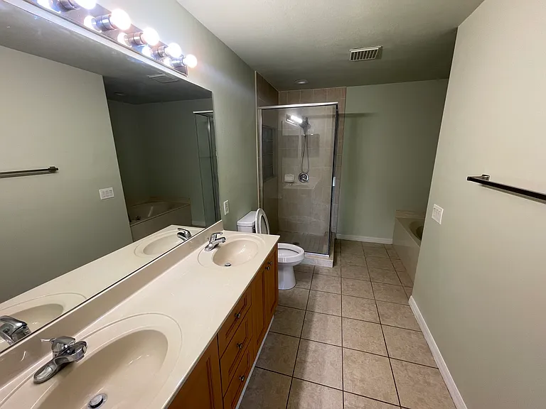 1637 NW 6th Pl — Photo 20