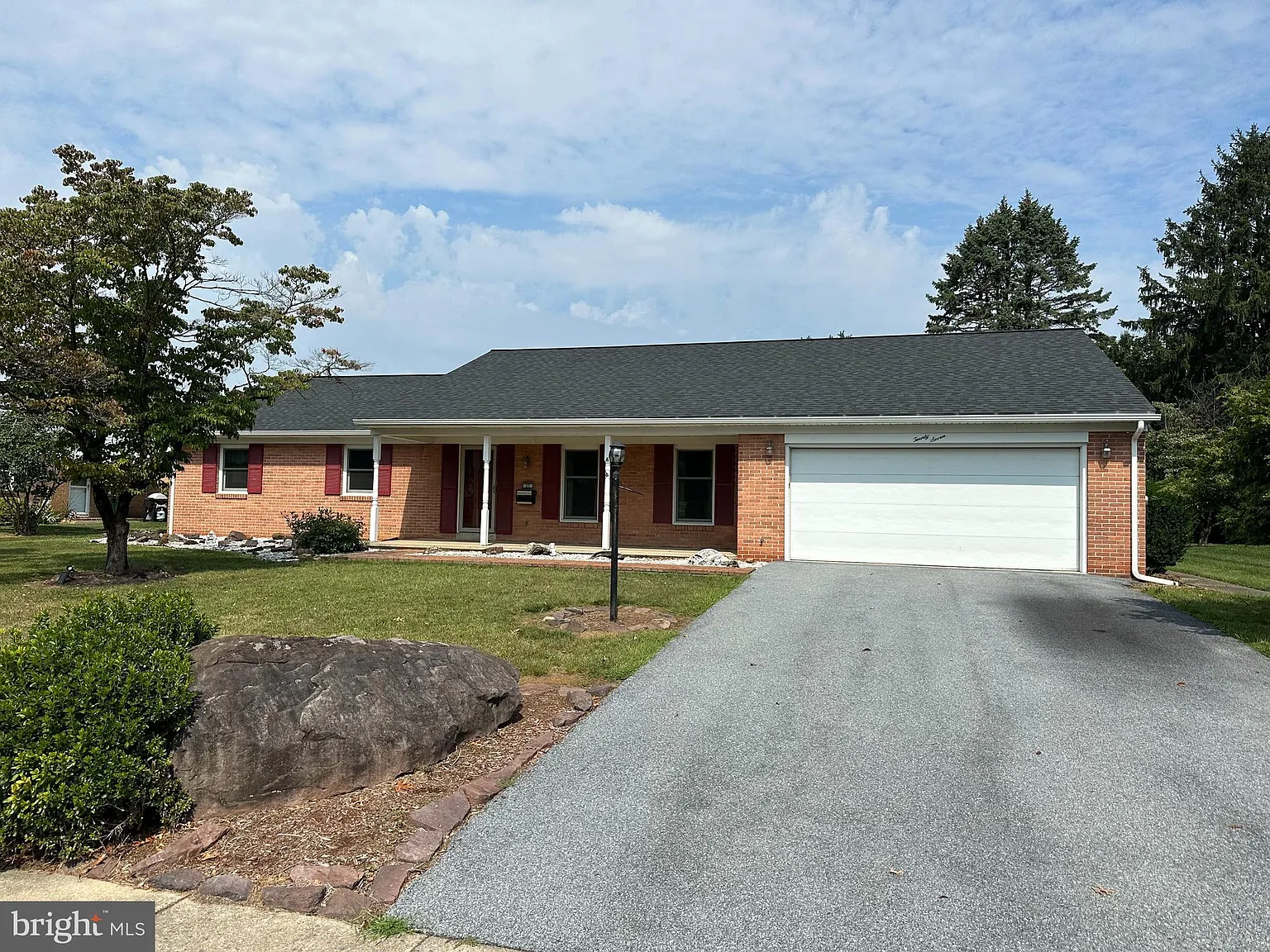27 Blaine Ave photo 1