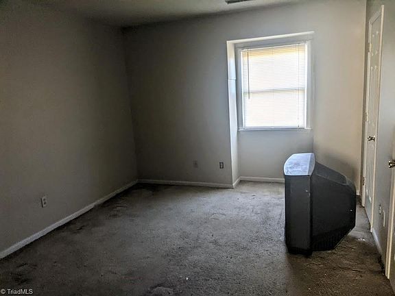 4th image of 318 Moir St