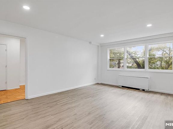 4th image of 39 E 39th St APT 2J