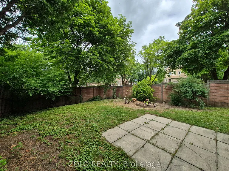 77 Colleen St — Photo 33