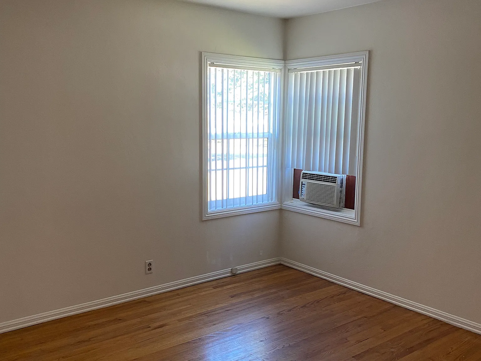 3 bed, 1200 sqft, $3,100 — Photo 2
