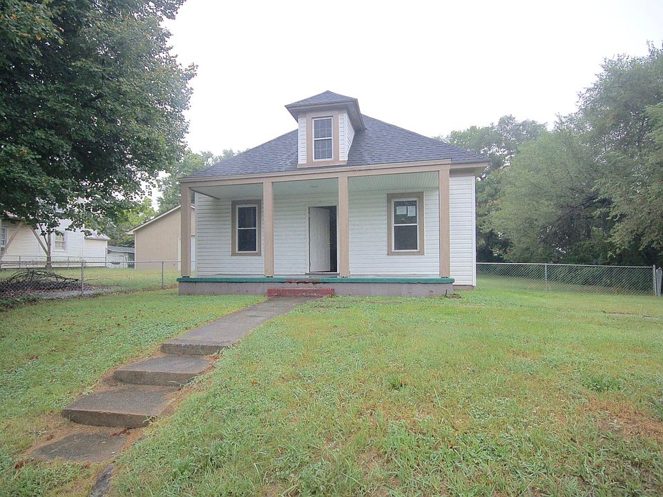 1st image of 129 10 1/2 St SE