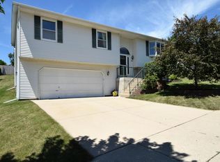 300 Stewart Hill Dr, Waukesha, WI 53188