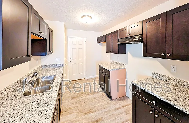 1538 Harrison St — Photo 2