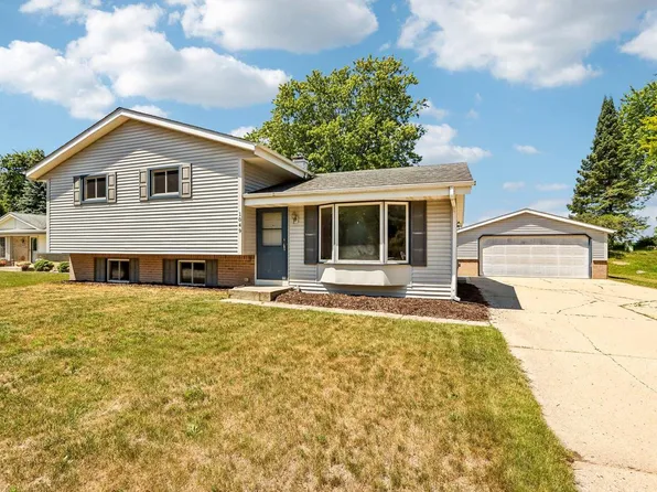 1049 S Glencrest COURT, Saukville, WI 53080