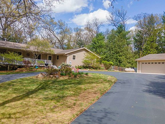 3rd image of W9888 Buttercup Ave