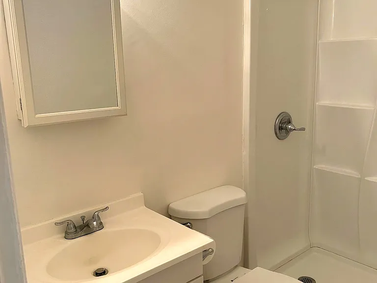8 Colonial Rd #8 — Photo 10