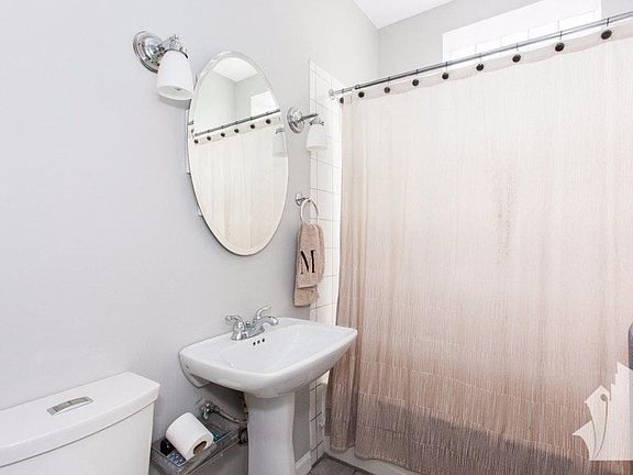 2nd image of 4019 N Clarendon Ave #2S5