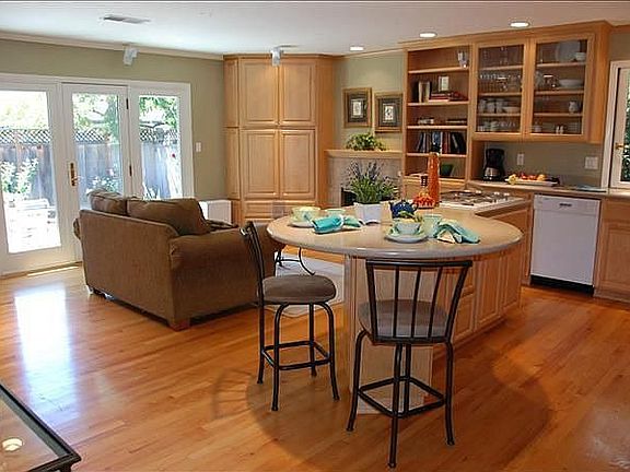 3rd image of 827 Pear Ave