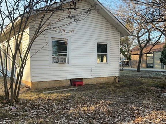 3rd image of 307 W Main St