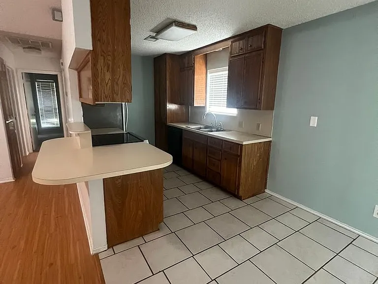 1558 Seamans Way — Photo 3