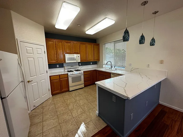 575 Quindell Way — Photo 4