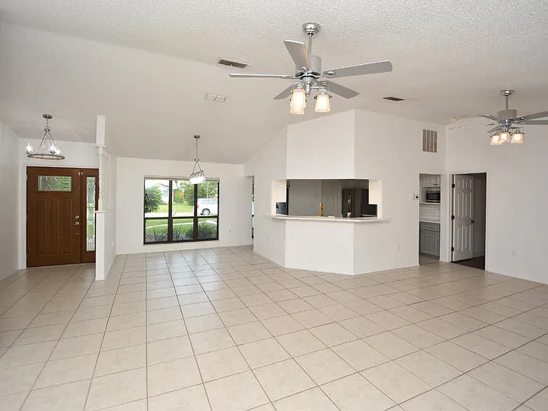 205 Beechwood Ln — Photo 4
