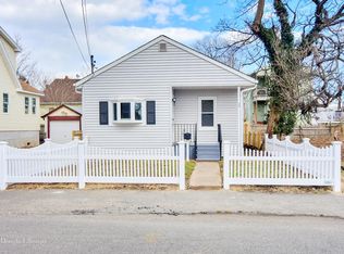 24 June Ave, Bayville, NY 11709