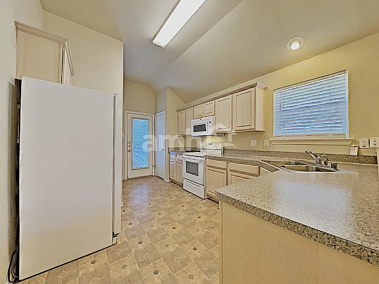 1637 Myrtle Dr — Photo 4
