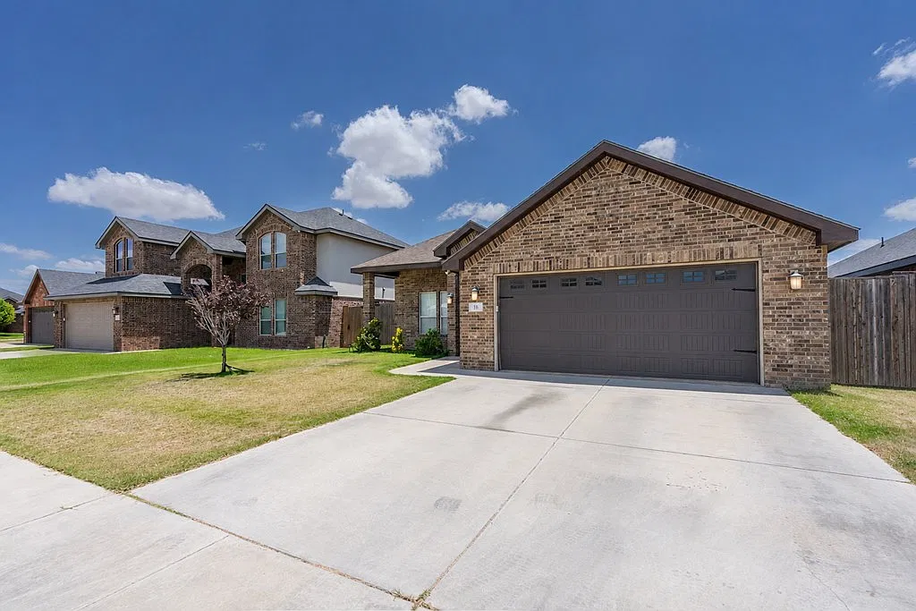 3 bed, 2.0 bath, 2193 sqft, $3,000 — Photo 2