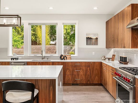 5th image of 12516 Phinney Avenue N
