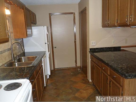 4th image of 974 Pondview Ct