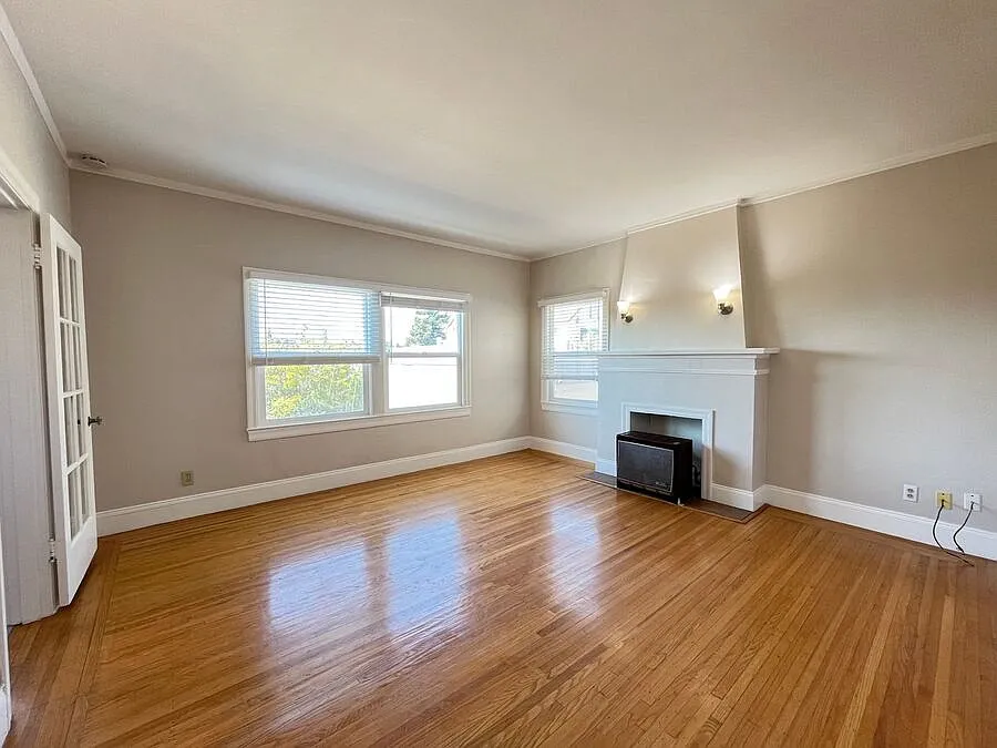 827 Warfield Ave #4