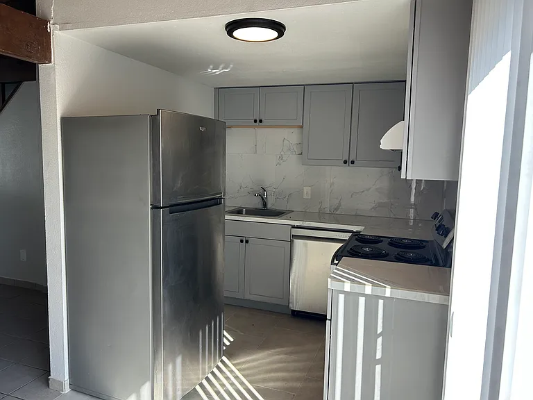 950 NW Hobart Ave — Photo 2