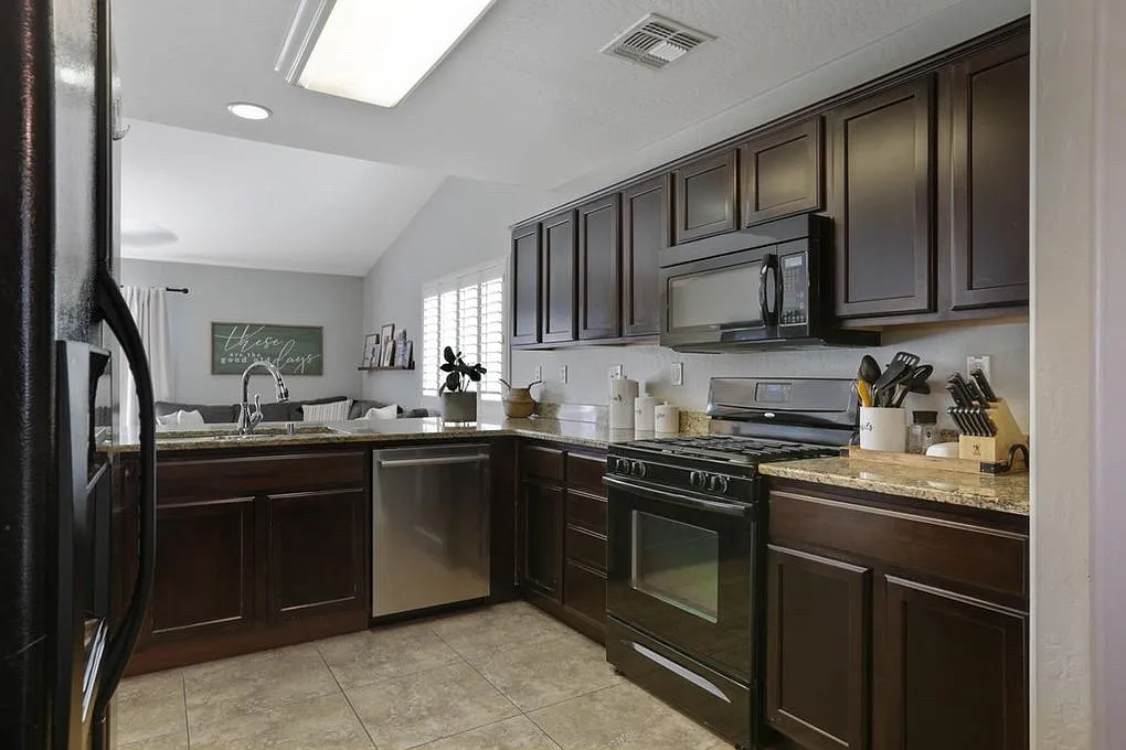 2423 W Corvina Ave — Photo 4