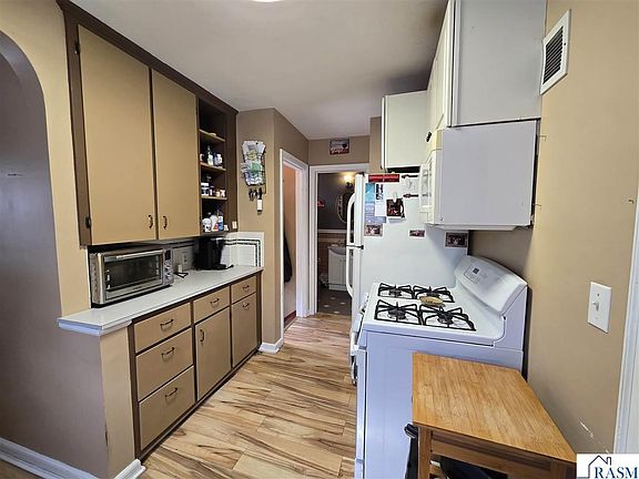 3rd image of 418 W Skaro St