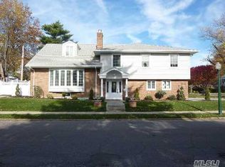 11 Paddock Ln, Rockville Centre, NY 11570