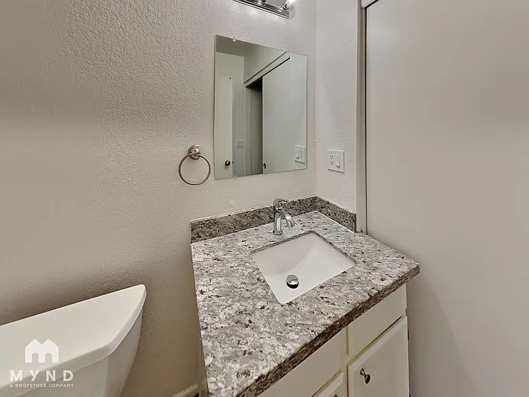 2265 W Ross Ave — Photo 13