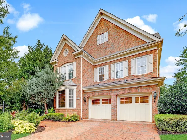 3541 Schuerman House Dr, Fairfax, VA 22031