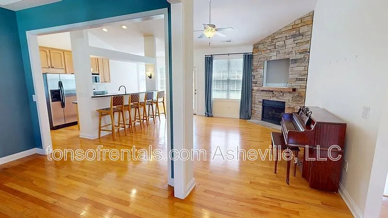 3 bed, 2.0 bath, 1775 sqft, $2,600 — Photo 3