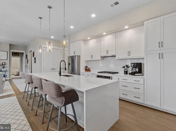 5 Stationmaster St SE APT 400, Leesburg, VA 20175