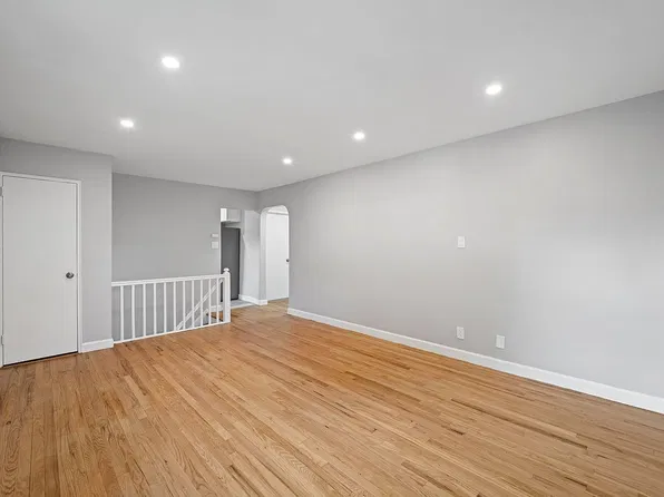 73-25 220th St #U, Oakland Gardens, NY 11364