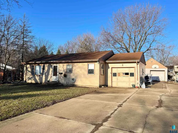 321 S 6th Ave, Brandon, SD 57005