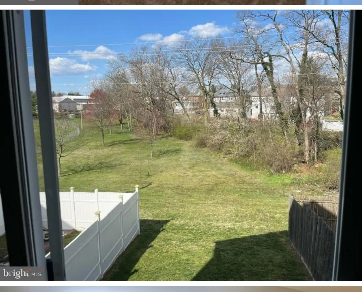 3 bed, 2.5 bath, 2460 sqft, $2,400 — Photo 4