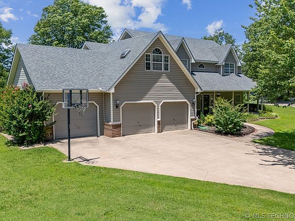 2nd image of 1805 NE Oakridge Dr