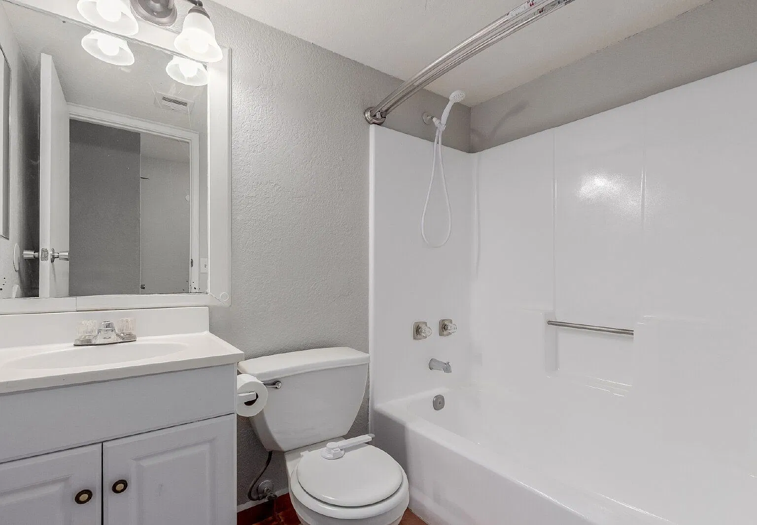 2 bed, 1.0 bath, 750 sqft, $950 — Photo 4